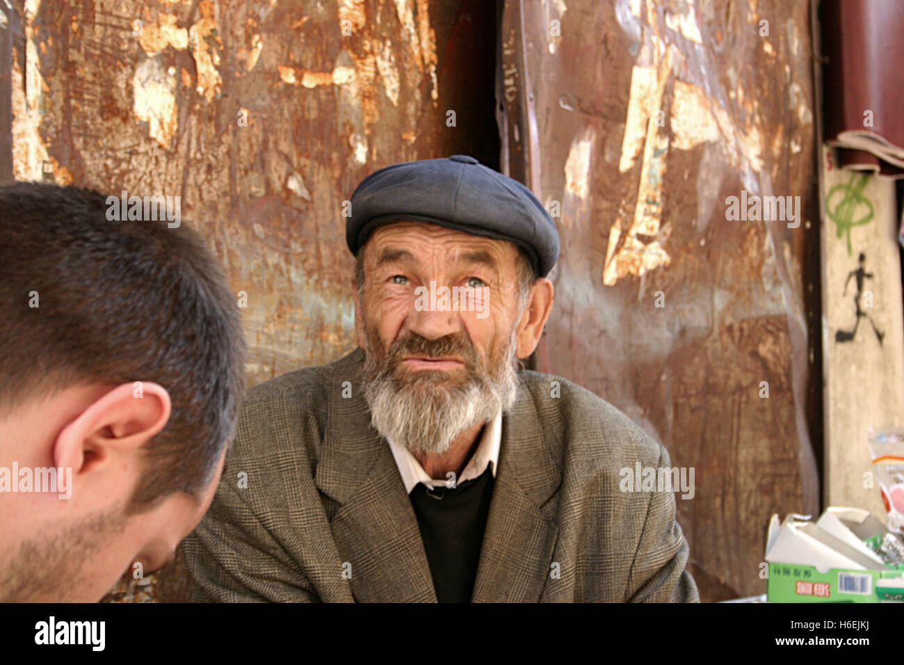 Portrait de vieil homme dans les rues de Bucarest, Roumanie Banque D'Images