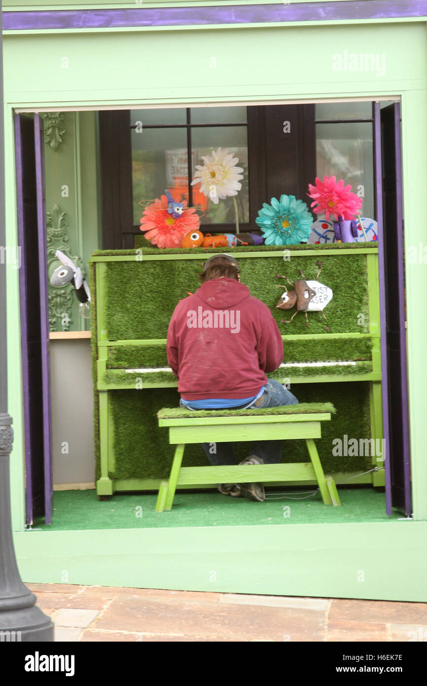 L'homme joue du piano dans la rue Banque D'Images