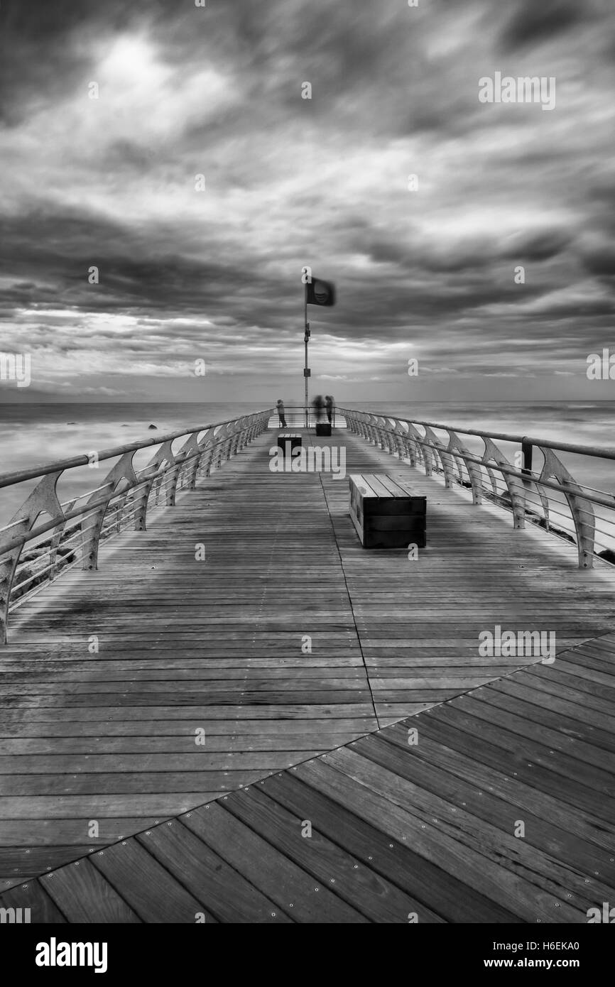 Exposition longue vue d'un quai en Italie sur la mer.. Banque D'Images