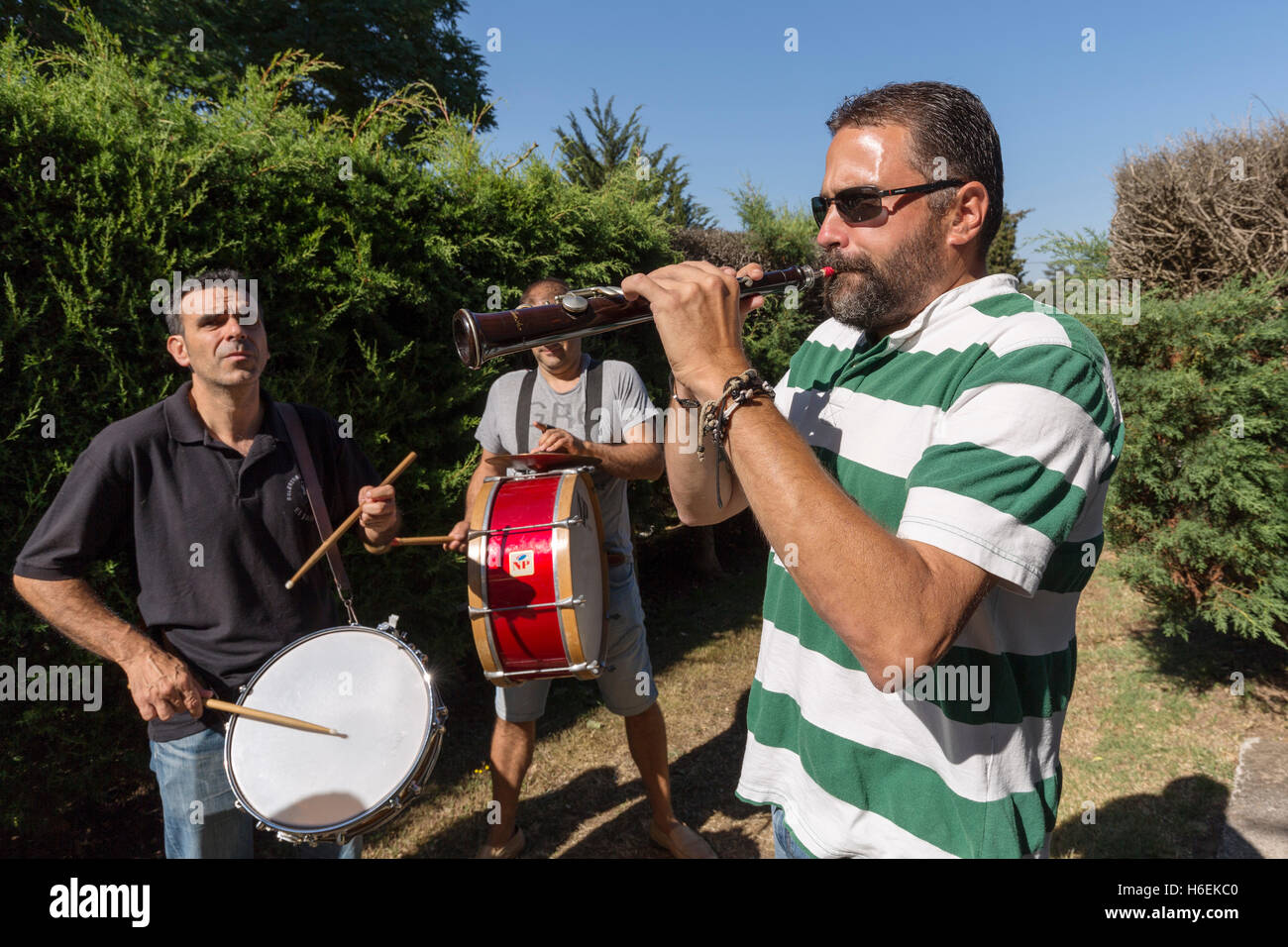 Groupe de musique traditionnelle dans les festivités. Villasante de Montija, Burgos, CASTILLE LEON. Espagne Europe Banque D'Images