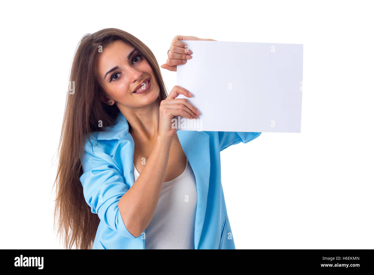 Femme tenant une feuille de papier blanc Banque D'Images