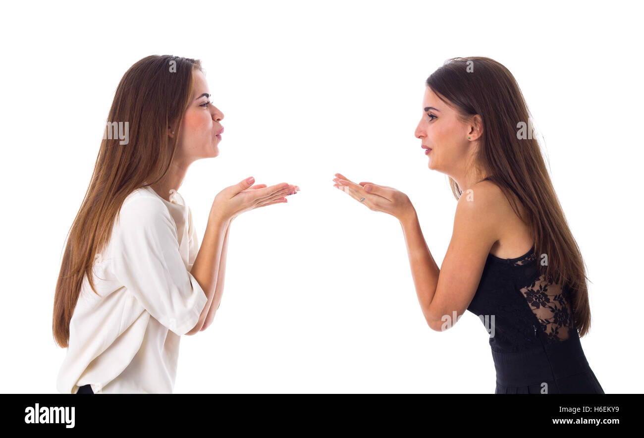 Deux femmes l'envoi de baisers aériens Banque D'Images