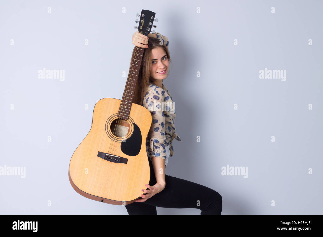 Jeune femme tenant une guitare Banque D'Images