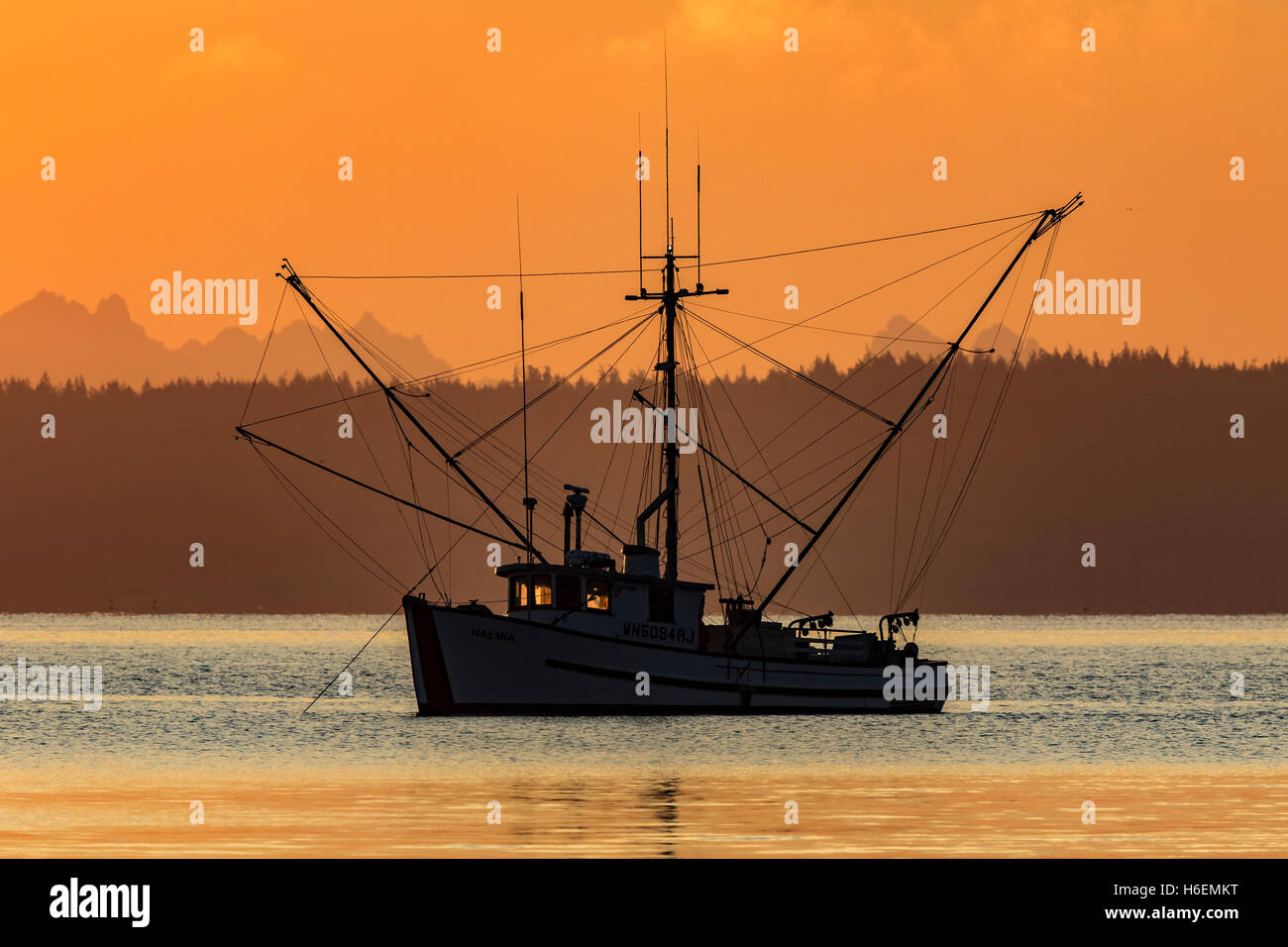 Bateau de pêche à la traîne à l'ancre pendant le lever du soleil à Port Townsend, Puget Sound. Bateau de pêche au saumon. Banque D'Images