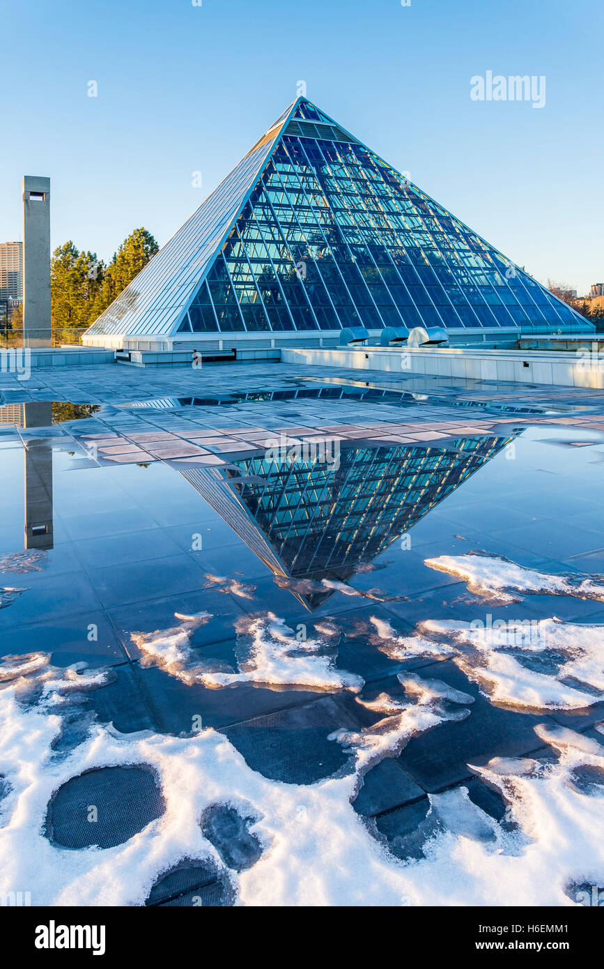Muttart Conservatory pyramids, un jardin botanique à Edmonton, Alberta, Canada Banque D'Images
