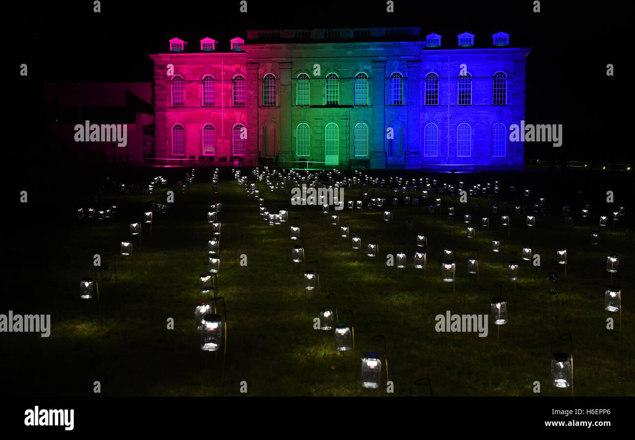 Compton Verney's manoir du xviiie siècle dans le Warwickshire est illuminé en différentes couleurs pour célébrer le 300e anniversaire de paysagiste Lancelot 'Capability Brown, qui a planté plus de 2000 arbres dans les 120 acres de Compton Verney parc. Banque D'Images