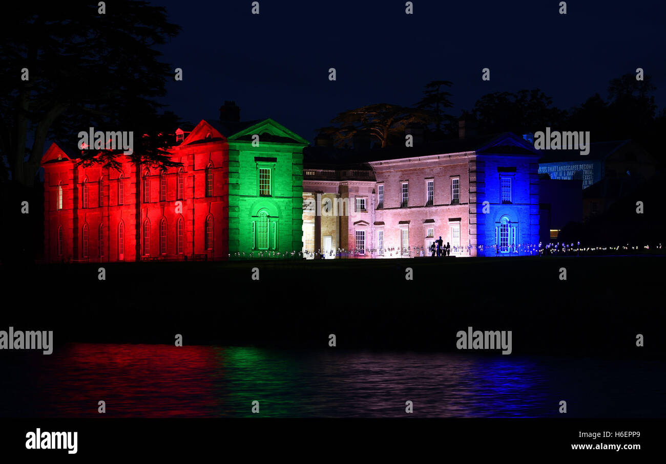 Compton Verney's manoir du xviiie siècle dans le Warwickshire est illuminé en différentes couleurs pour célébrer le 300e anniversaire de paysagiste Lancelot 'Capability Brown, qui a planté plus de 2000 arbres dans les 120 acres de Compton Verney parc. Banque D'Images