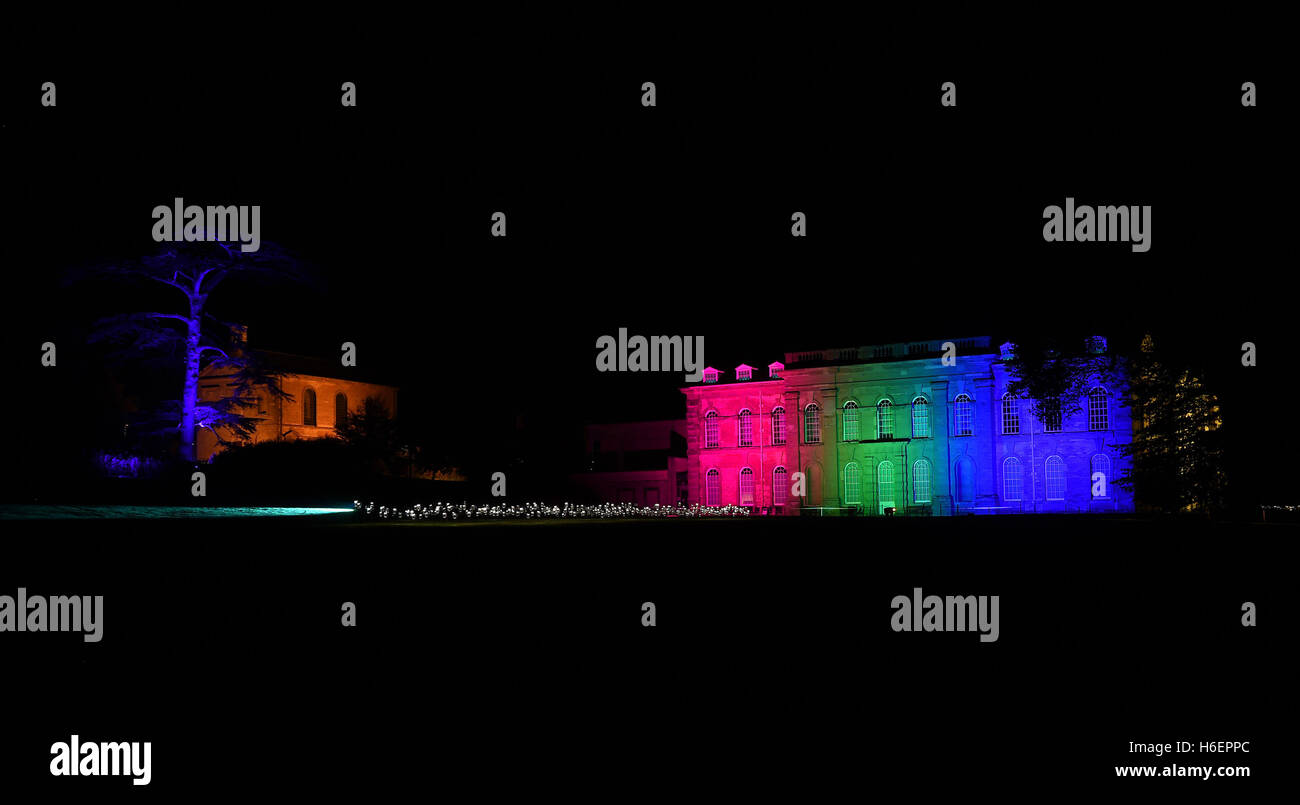 Compton Verney's manoir du xviiie siècle dans le Warwickshire est illuminé en différentes couleurs pour célébrer le 300e anniversaire de paysagiste Lancelot 'Capability Brown, qui a planté plus de 2000 arbres dans les 120 acres de Compton Verney parc. Banque D'Images