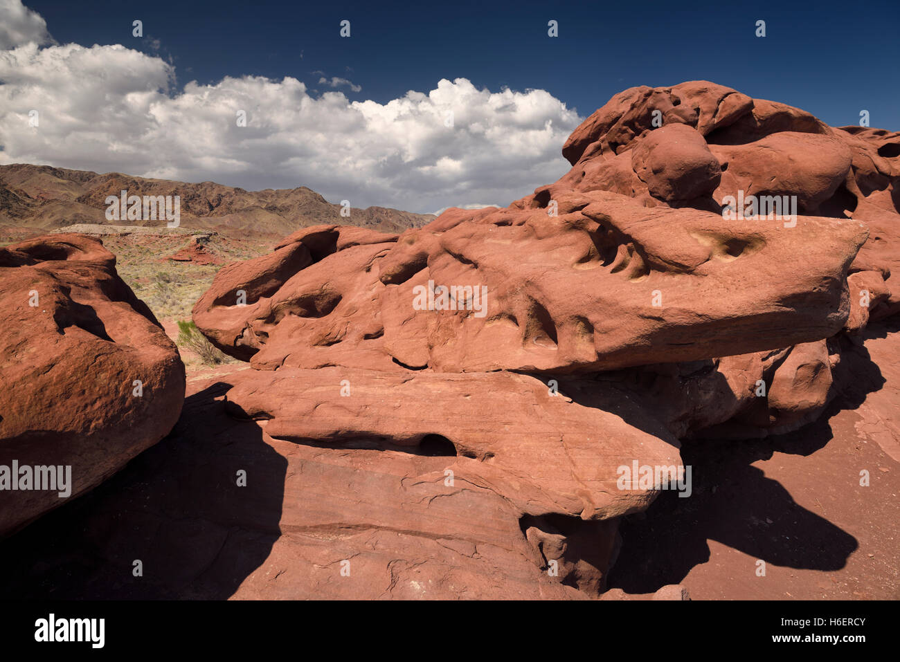 La pierre de lave rouge dénoyautées lisse à Katutau Parc National Montagnes Altyn Emel Kazakhstan Banque D'Images