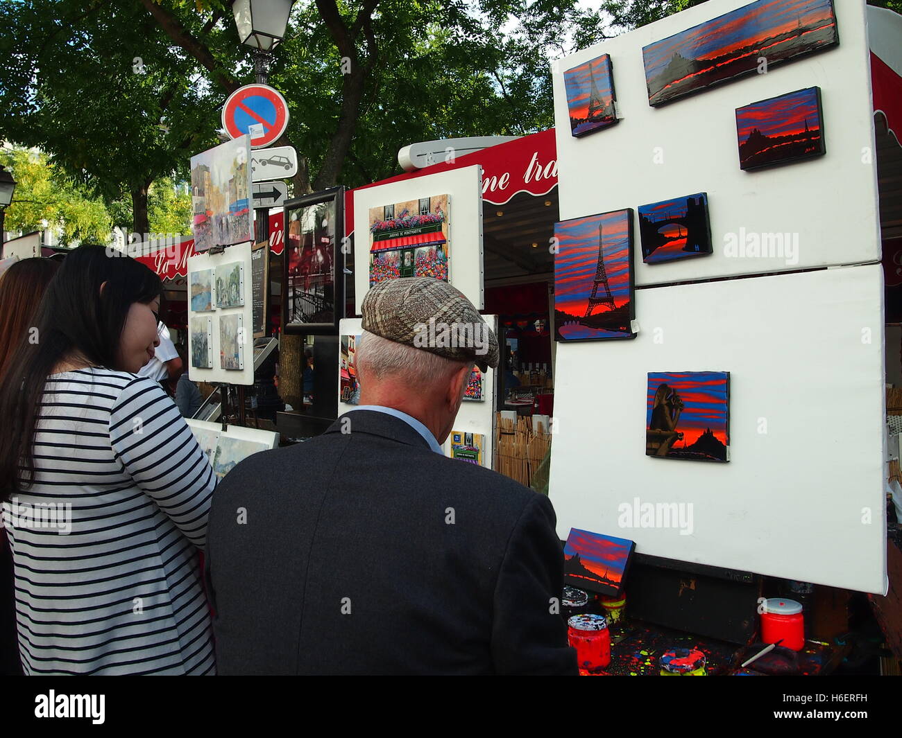 Les touristes admirant les peintures de l'artiste à Montmartre, Paris Banque D'Images