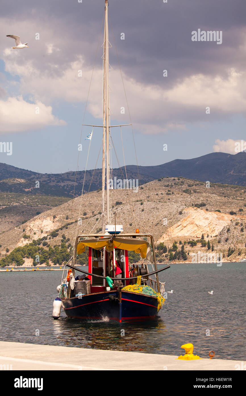 Bateau de pêche de partir pour une journée de pêche du port d'Argostoli sur l'île grecque de Céphalonie Banque D'Images