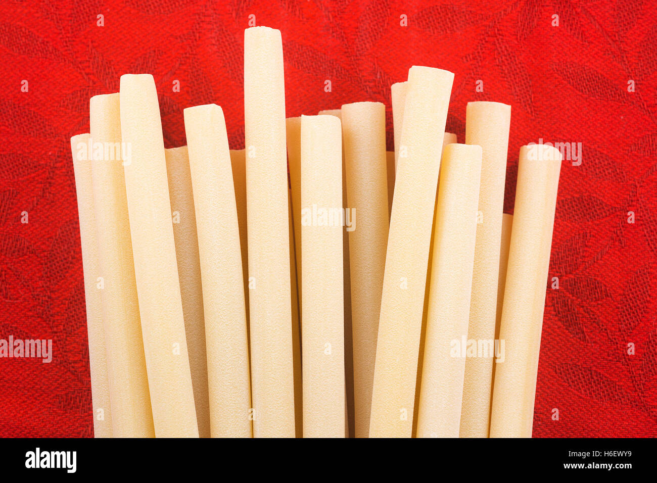 Candele des pâtes sur nappe de Noël rouge Banque D'Images