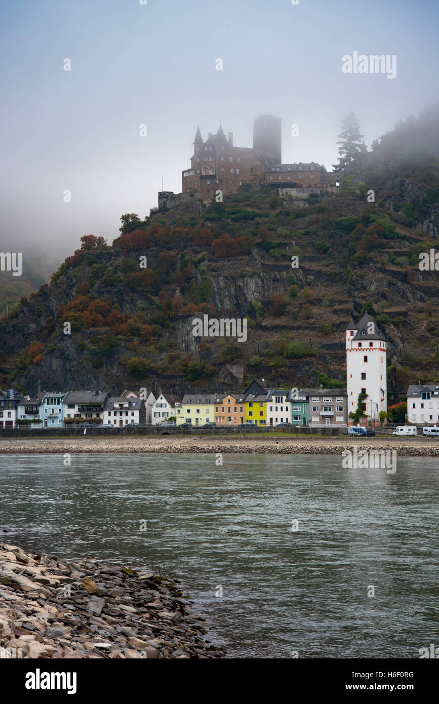 Château de Burg Katz dans la brume du matin, St Goarshausen, vallée du Rhin en automne Banque D'Images