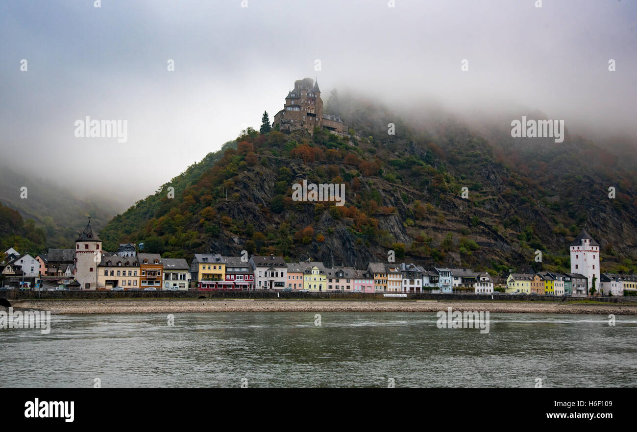 Château de Burg Katz dans la brume du matin, St Goarshausen, vallée du Rhin en automne Banque D'Images