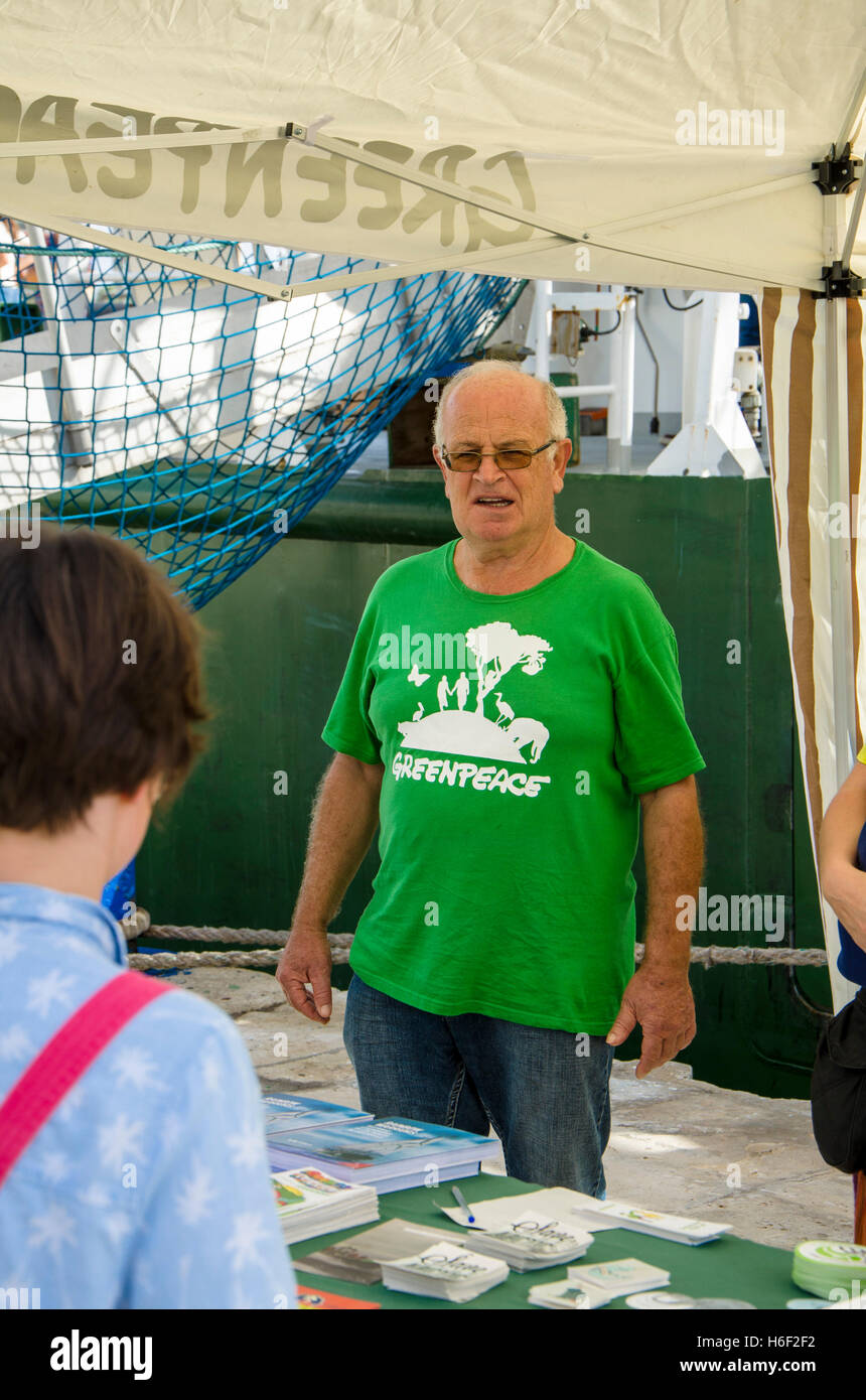 Membre de l'équipage de Greenpeace, le Rainbow Warrior III, navire en face du bureau, amarré au port de Malaga, Andalousie, espagne. Banque D'Images