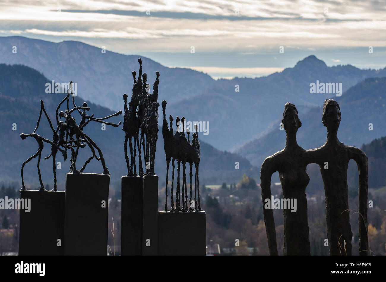 Silouettes de figures humaines contre les montagnes près du lac Tegernsee Banque D'Images