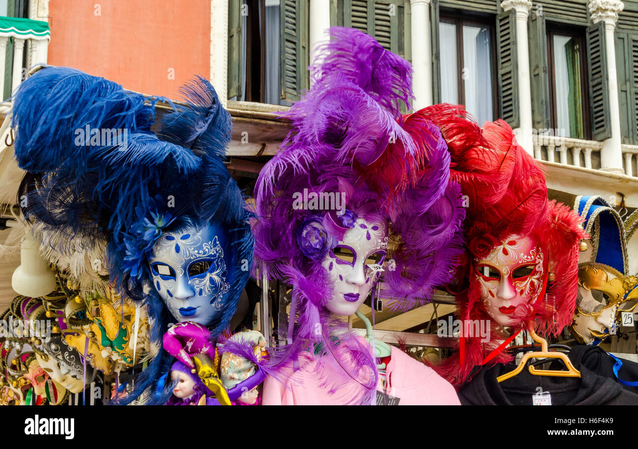 Les masques de carnaval coloré en vente en face de l'hôtel Danieli Banque D'Images