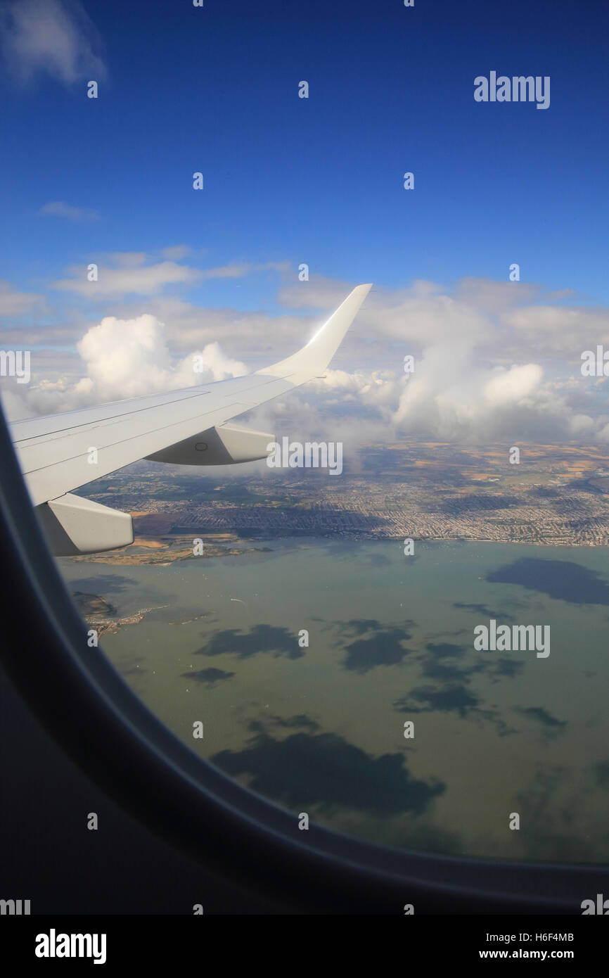 Vue depuis la fenêtre de l'avion en vol, l'estuaire de la Tamise jusqu'à l'aéroport de London City, en Angleterre, Royaume-Uni Banque D'Images