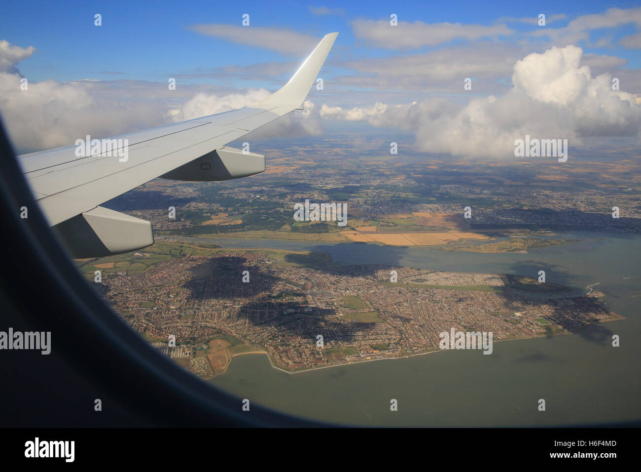 Vue depuis la fenêtre de l'avion en vol, l'estuaire de la Tamise jusqu'à l'aéroport de London City, en Angleterre, Royaume-Uni Banque D'Images