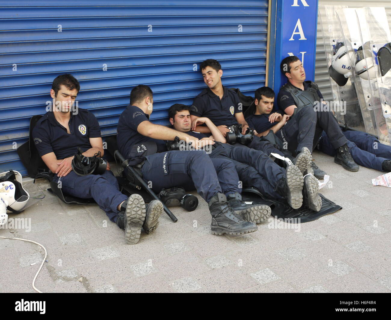 Policiers dormir dans la rue entre deux agressions au cours de la démonstration sur la place Taksim à Istanbul (Turquie) Banque D'Images