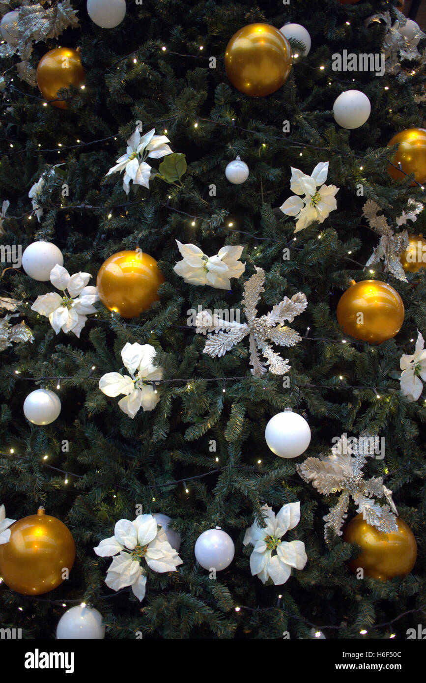 Arbre de Noël décoré avec goût avec des rubans et des boules Banque D'Images