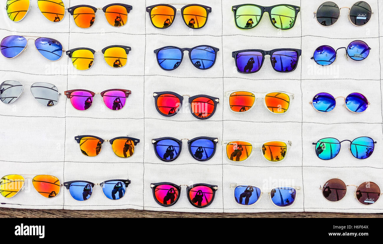 Un affichage d'une variété de lunettes de soleil, dans toutes les formes et  de couleurs différentes, disposés sur un fond blanc à Barcelone, Espagne  Photo Stock - Alamy