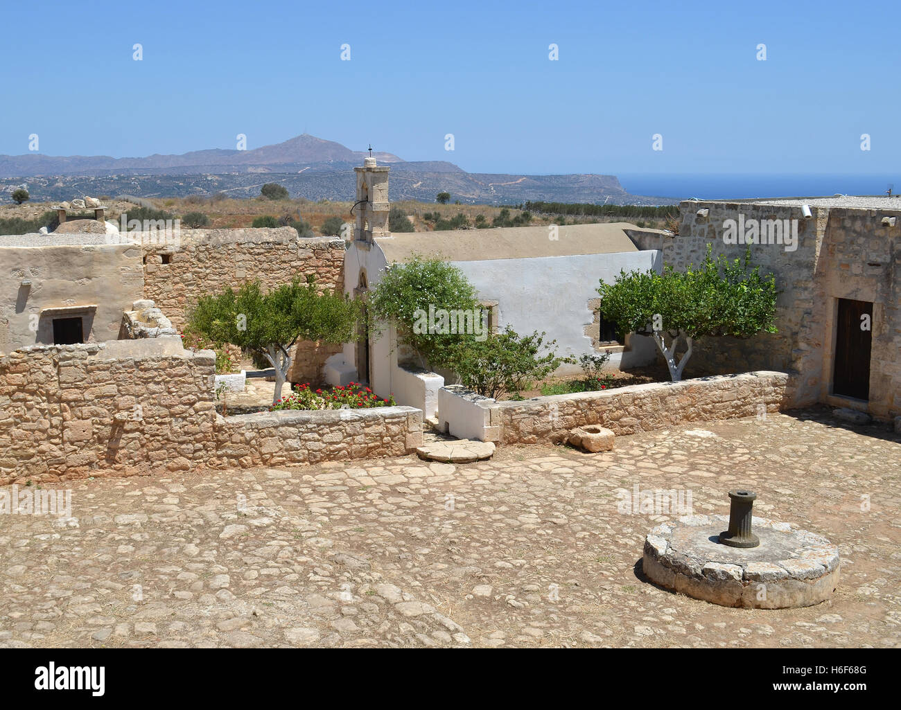 Cour avec une église à Aptera antique en Crète, Grèce Banque D'Images