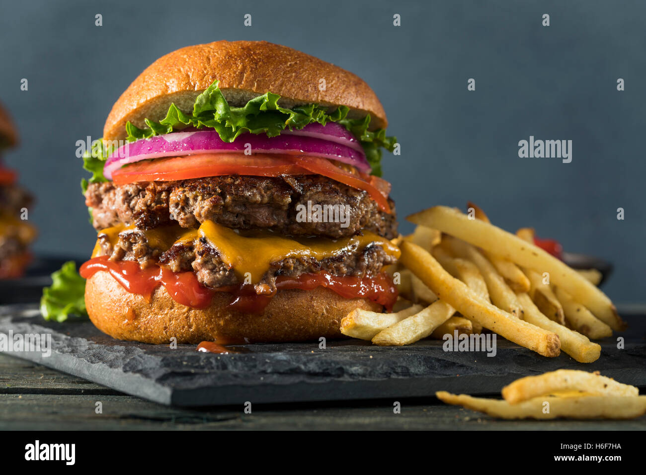 Smash Burger fromage maison avec laitue tomate et frites Banque D'Images