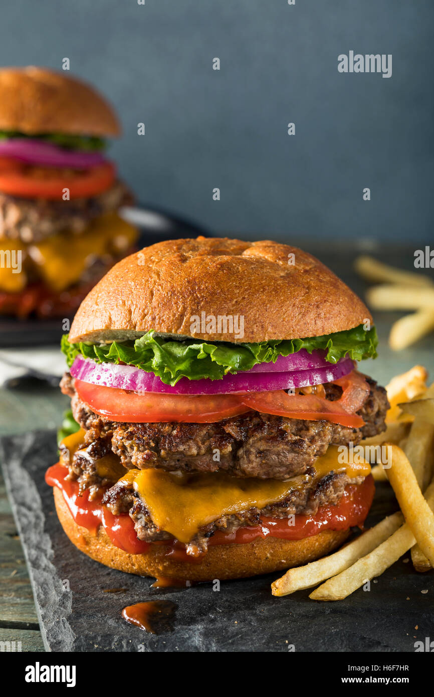 Smash Burger fromage maison avec laitue tomate et frites Banque D'Images