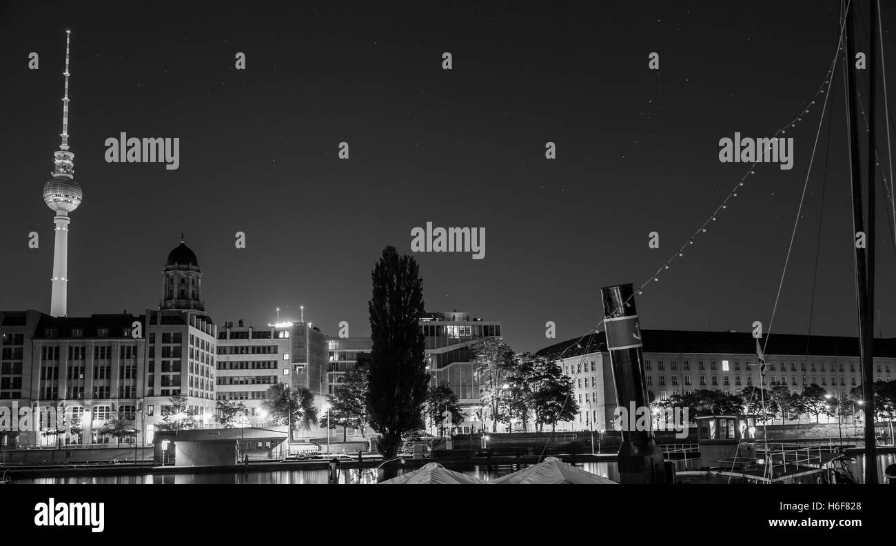 Vue d'un fleuve à Berlin la nuit, avec la fameuse Fernsehturm tour radio en arrière-plan. Banque D'Images