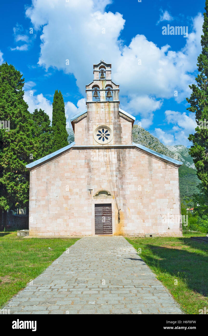 La petite église médiévale situé à côté de la barre, le Monténégro. Stari Grad Banque D'Images