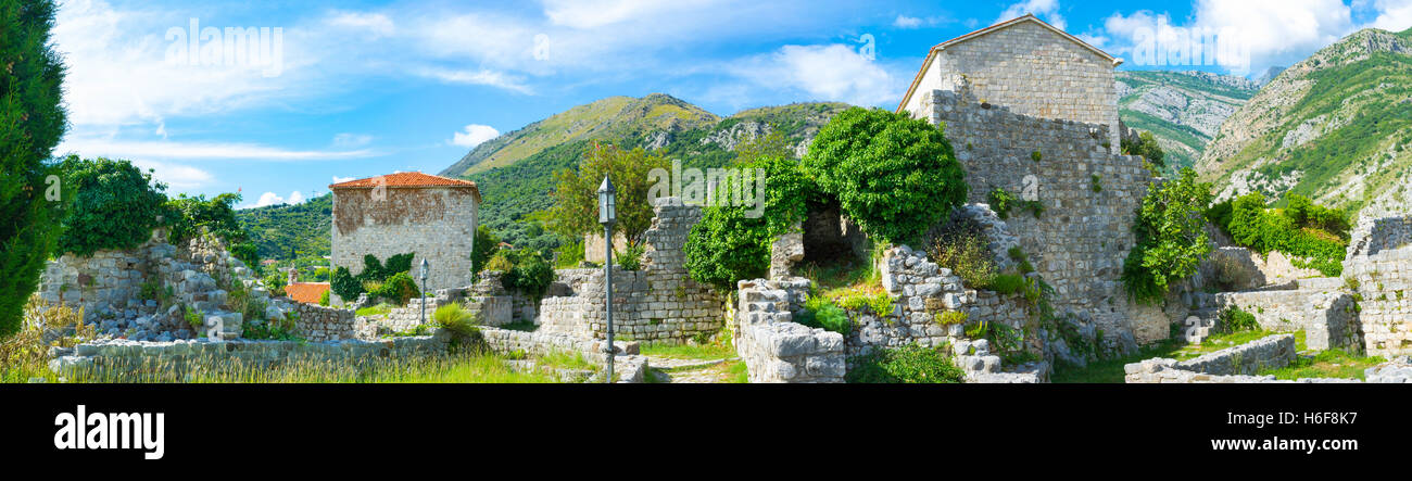 L'ancienne forteresse en ruine avec quelques bâtiments restaurés, Stari Bar, Monténégro. Banque D'Images