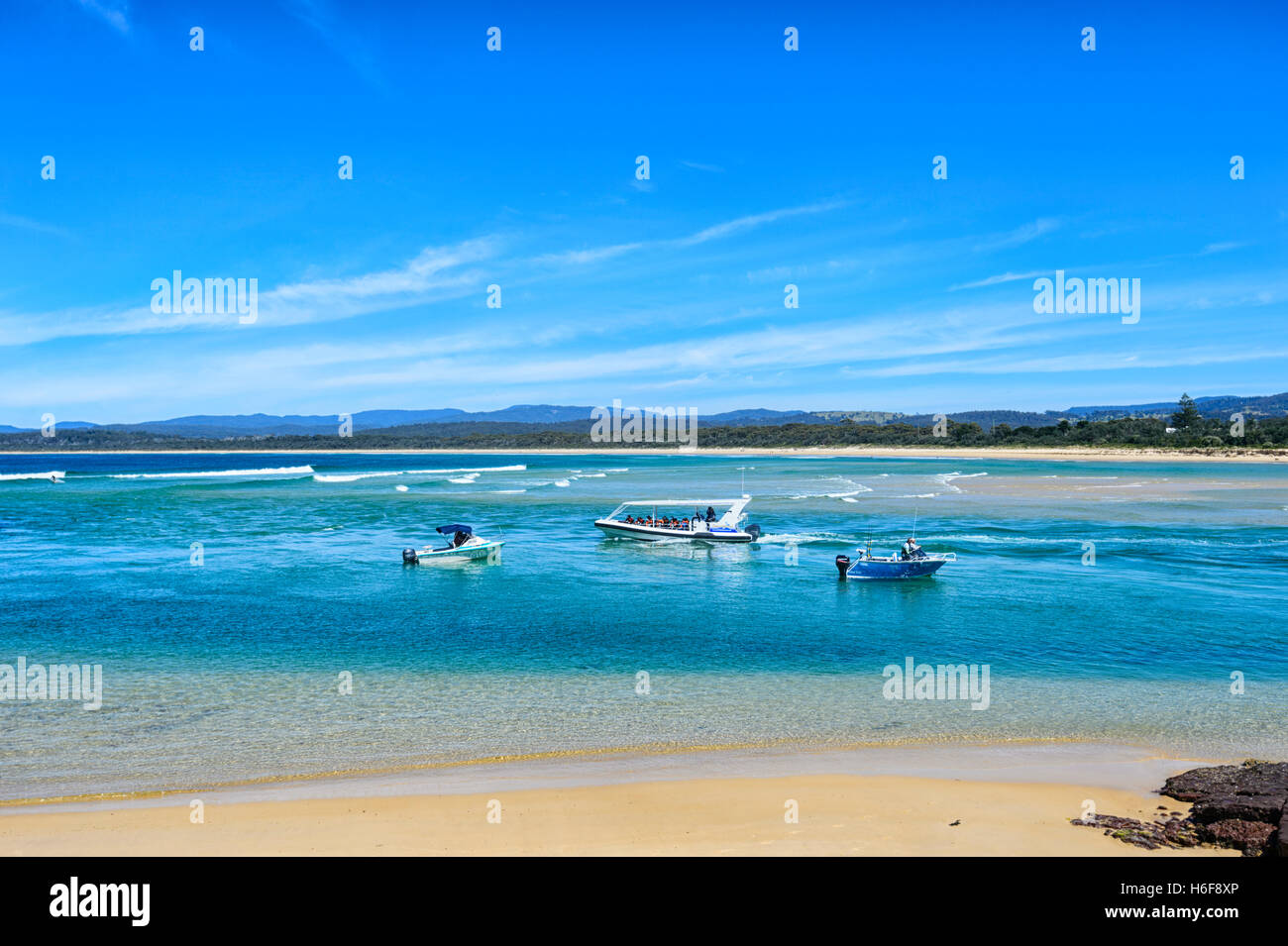 Les touristes et bateau de pêche au Pambula Merimbula, embouchure, Sapphire Coast, New South Wales, NSW, Australie Banque D'Images