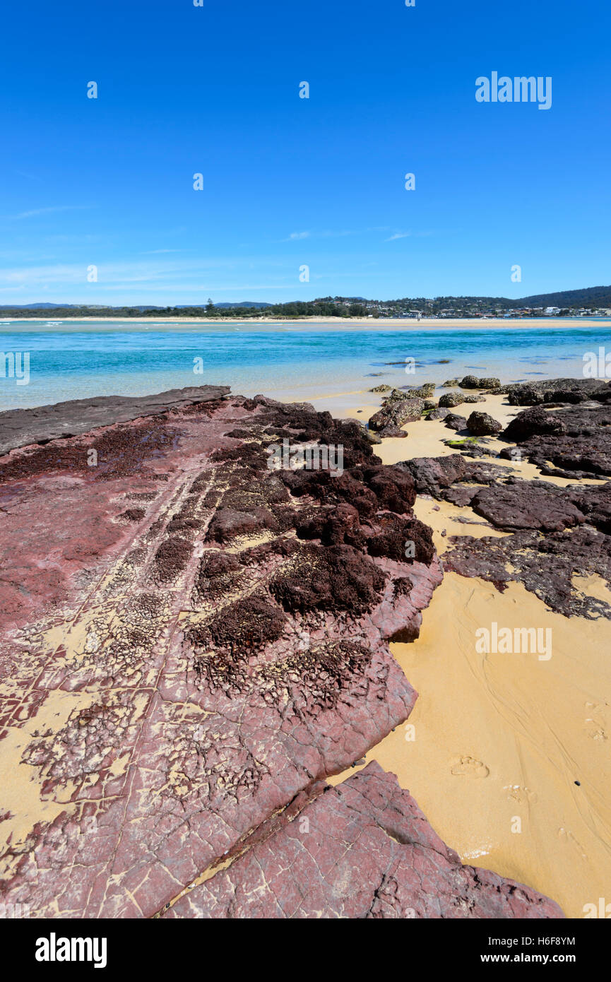 Plage de bar et ses roches colorées d'oxyde de fer, Merimbula, New South Wales, NSW, Australie Banque D'Images