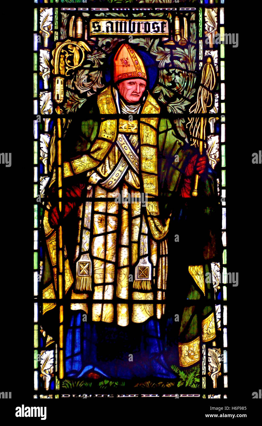 Londres, Angleterre, Royaume-Uni. L'église Holy Trinity, Sloane Street. Vitrail : Edward Burne-Jones (1895) ; Saint Ambroise Banque D'Images