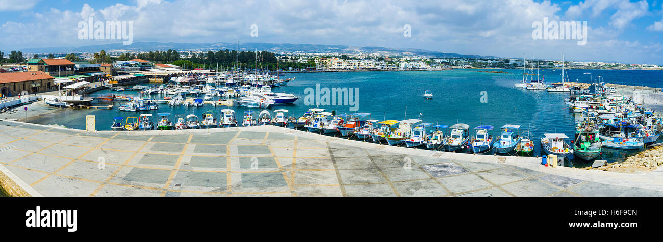 Panorama du port avec de nombreux yachts et bateaux de pêche, fait du château médiéval, Paphos, Chypre. Banque D'Images