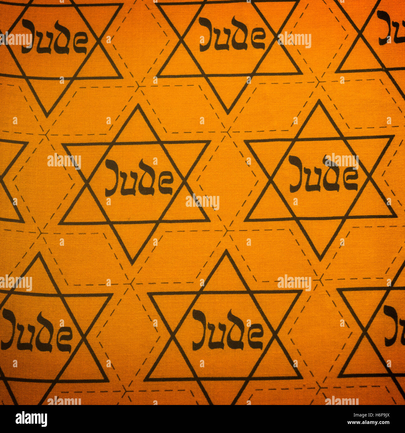 Feuille de tissu jaune étoile juive avec 'Jude' inscription qui les Nazis ont obligé les Juifs à porter Musée Juif de Berlin Allemagne Banque D'Images