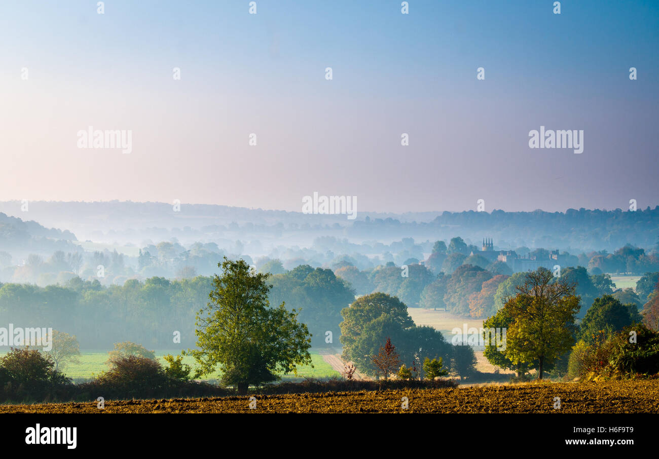 Morning Mist sur Penshurst park et Penshurst Place dans le Kent en Angleterre. Une promenade le long de l'automne Octobre l'Eden Valley Banque D'Images