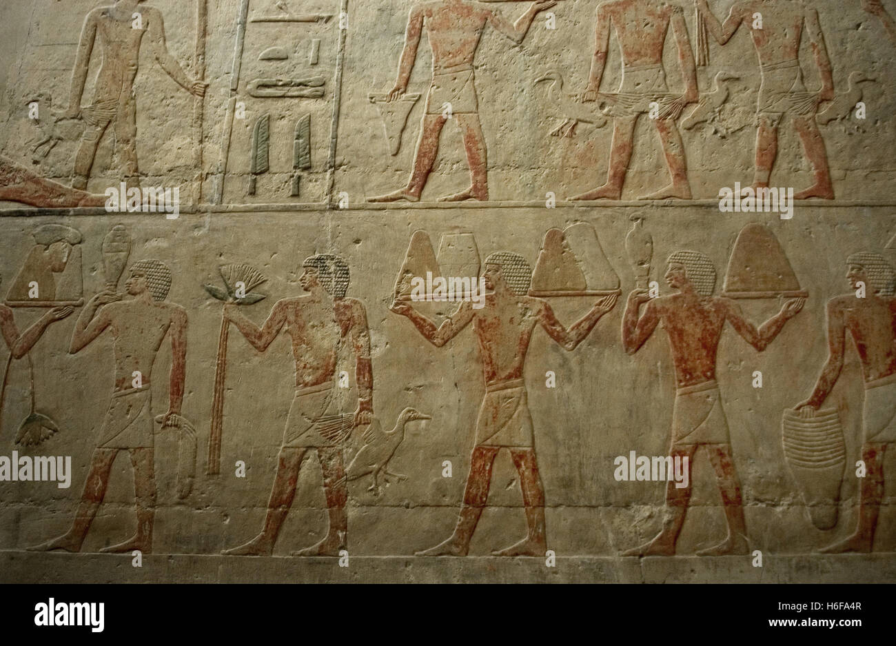 L'Égypte. Saqqara. Mastaba de Ti. Ca. 2400 AV 5e dynastie. Vieux Royaume. Relief représentant offrant des porteurs. Banque D'Images