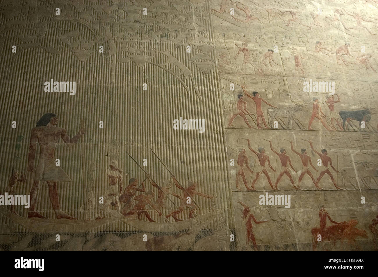 L'Égypte. Saqqara. Mastaba de Ti. Ca. 2400 AV 5e dynastie. Vieux Royaume. Relief représentant les chasseurs de clouer ses lances dans les hippopotames et les crocodiles à côté d'une scène de l'élevage. Banque D'Images