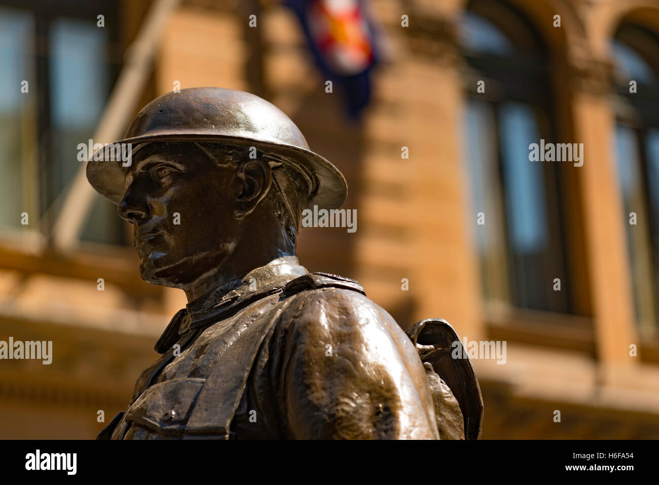 Statue en bronze se dresse à Martin Place, Sydney, Australie dans le cadre de la commémoration de la Seconde Guerre 1 Cénotaphe Banque D'Images