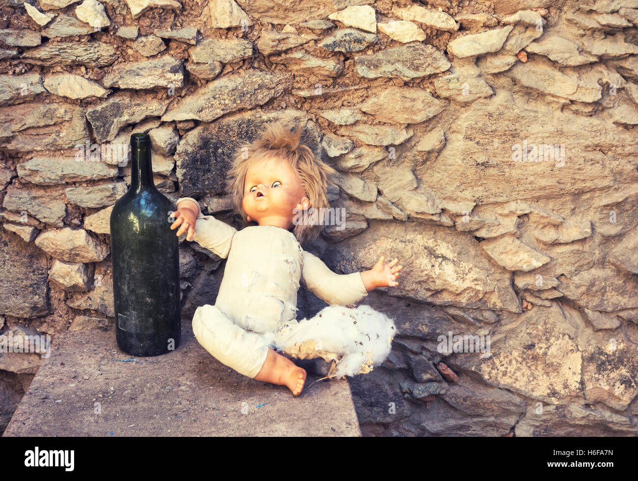 Poupée ancienne calé contre la bouteille de vin vide abandonné dans  mountain house Photo Stock - Alamy
