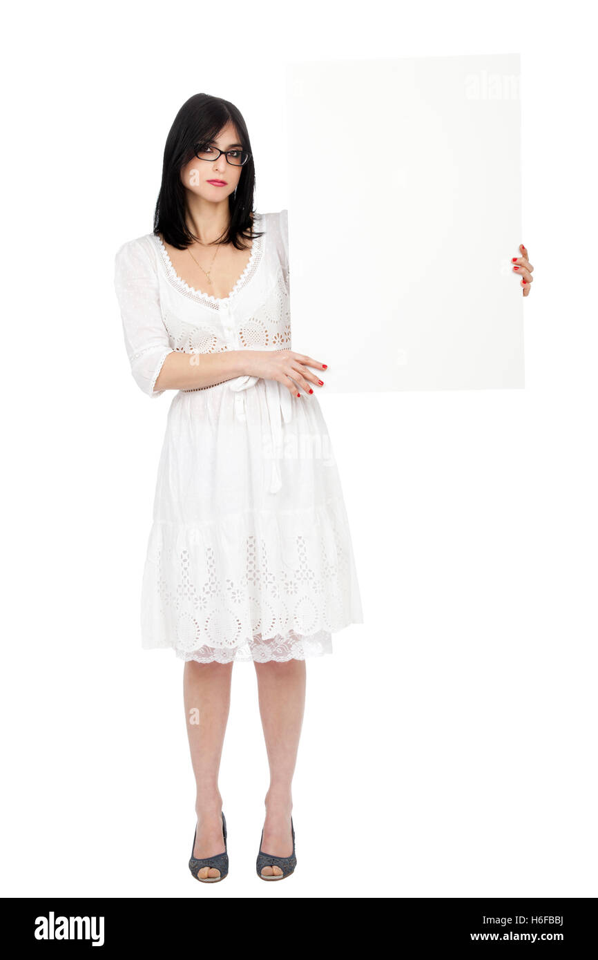 Un adulte (début 30's) black haired woman, portant une jolie robe d'été blanche et holding a blank en regard de son whi Banque D'Images