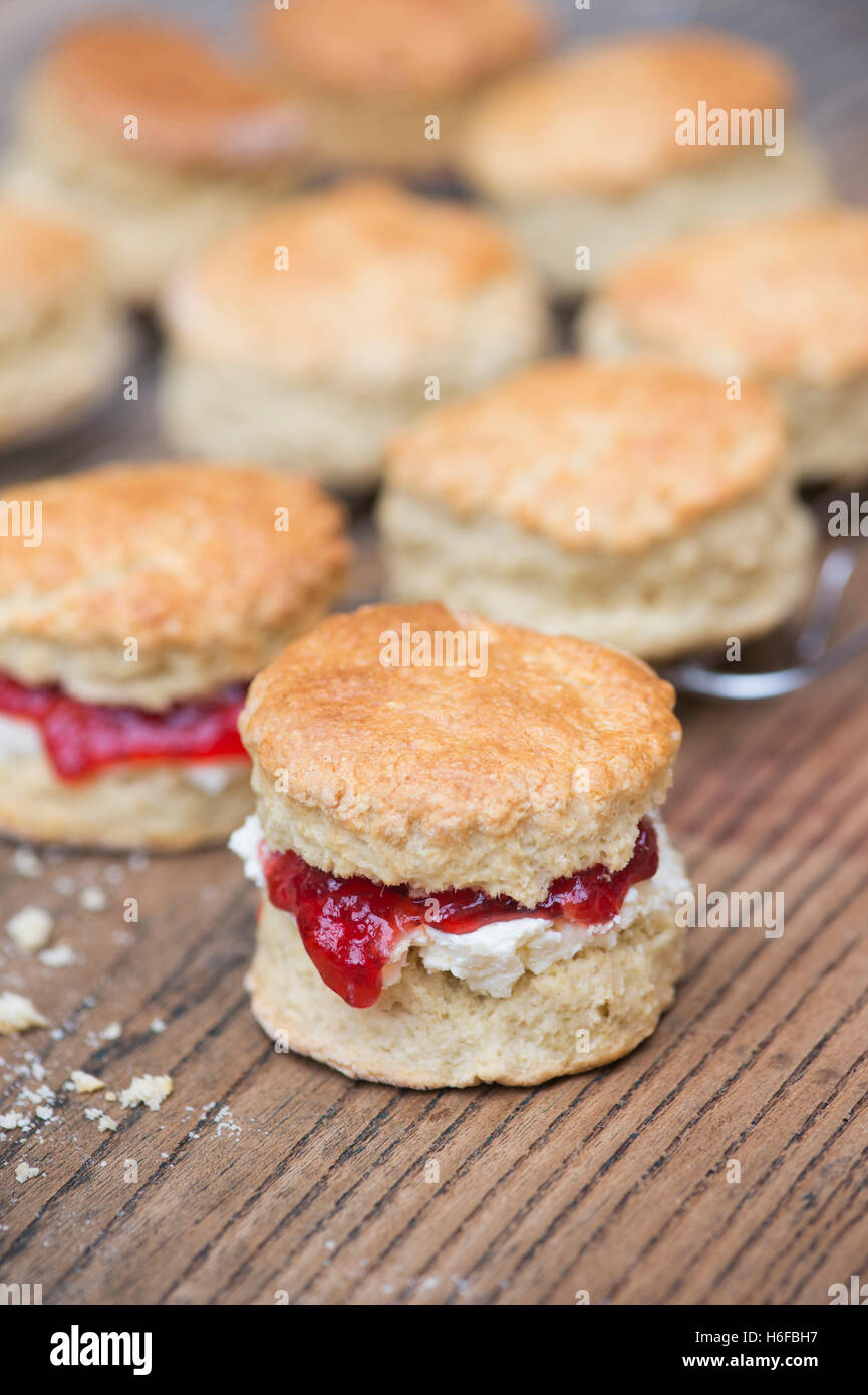 Des scones avec de la confiture et de la crème Banque D'Images