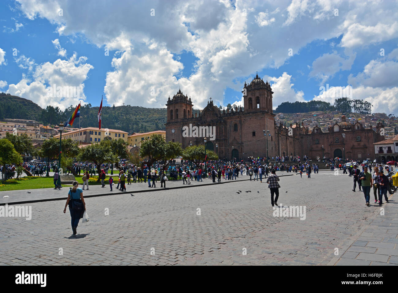 La Plaza de Armas avec la Cathédrale de l'Église catholique est le centre de tourisme à la cité Inca de Cuzco. Banque D'Images