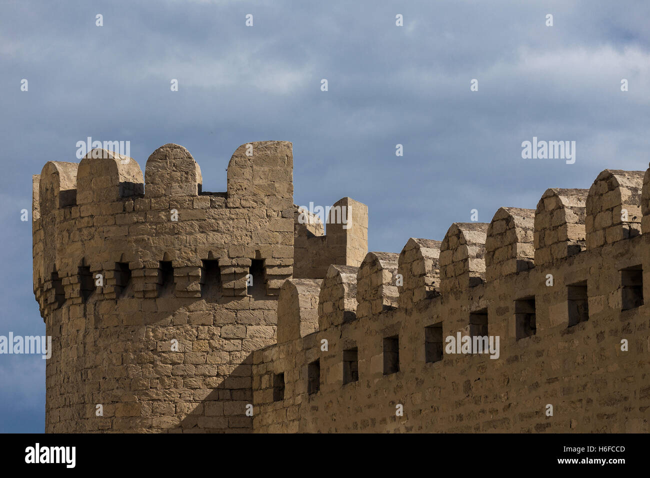 Mur de forteresse contre le ciel bleu Banque D'Images