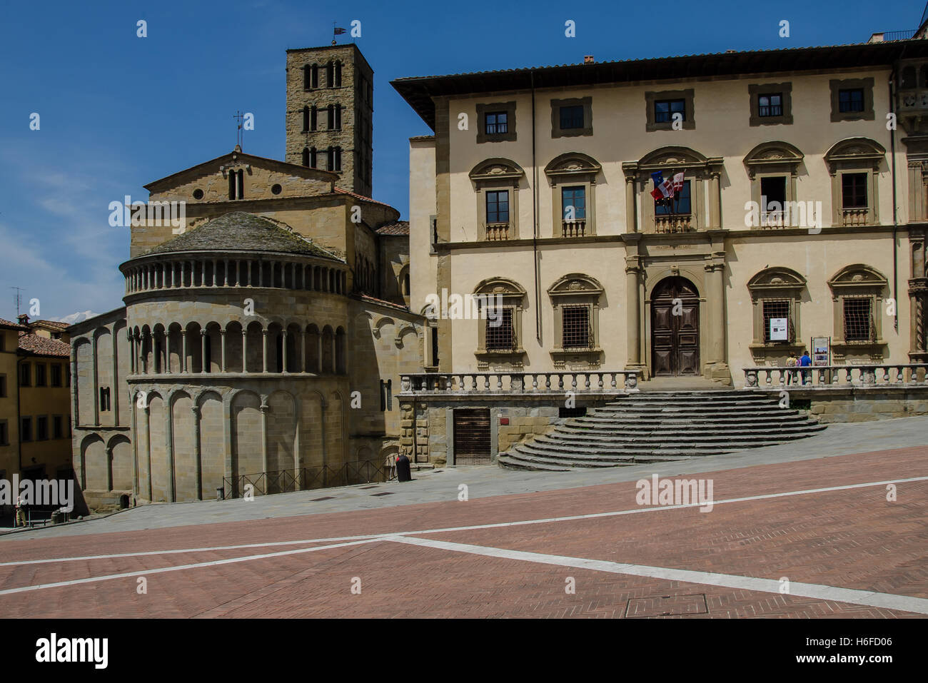 Si la pente de la Piazza Grande semble familier, c'est parce qu'il a servi de décor pour le film de Roberto Benigni, La vie est belle. Banque D'Images