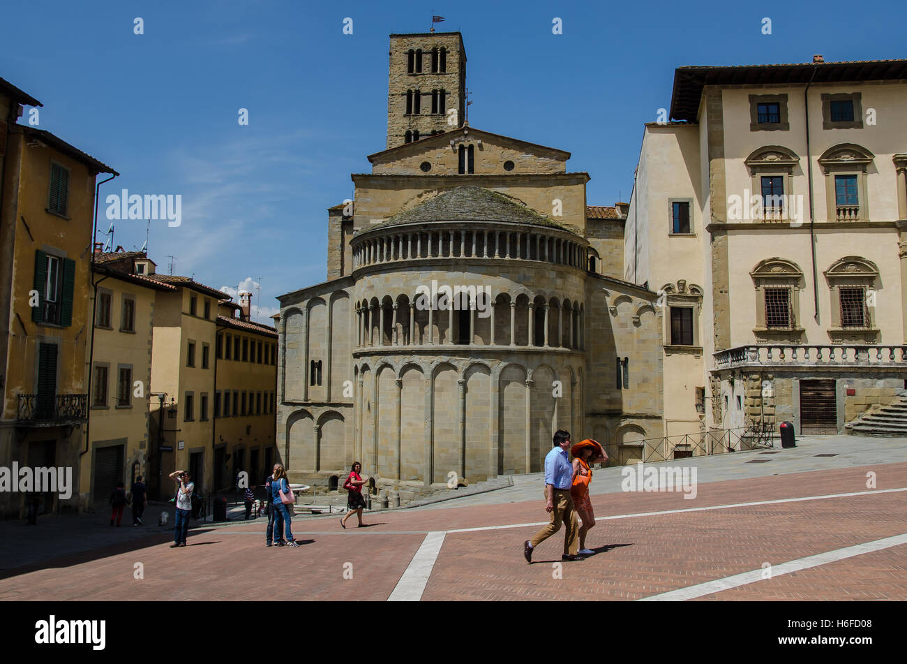 Si la pente de la Piazza Grande semble familier, c'est parce qu'il a servi de décor pour le film de Roberto Benigni, La vie est belle. Banque D'Images