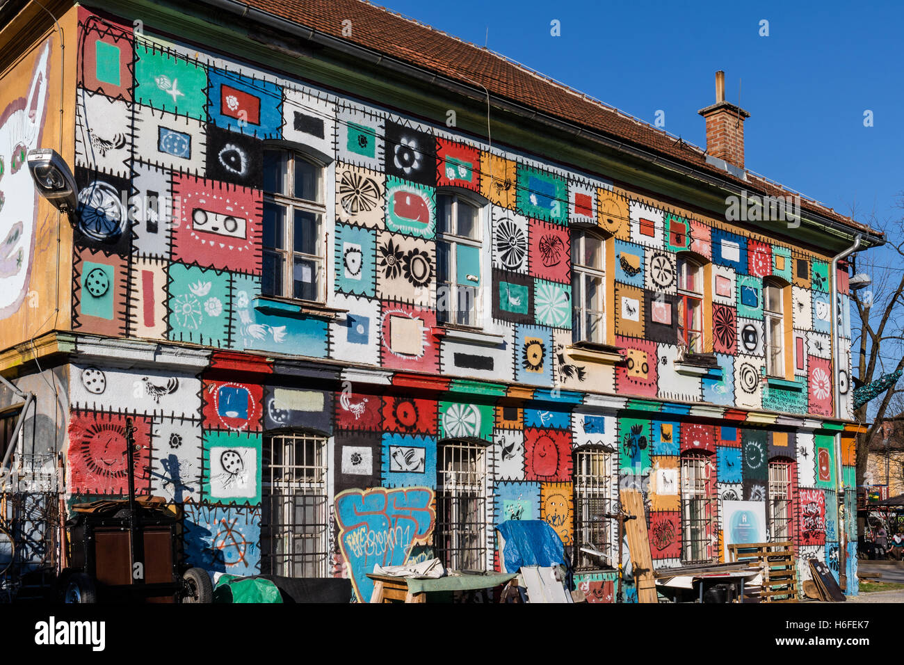 Le graffiti peint sur un bâtiment dans la ville de Metelkova, un centre social autonome à Ljubljana, Slovénie Banque D'Images