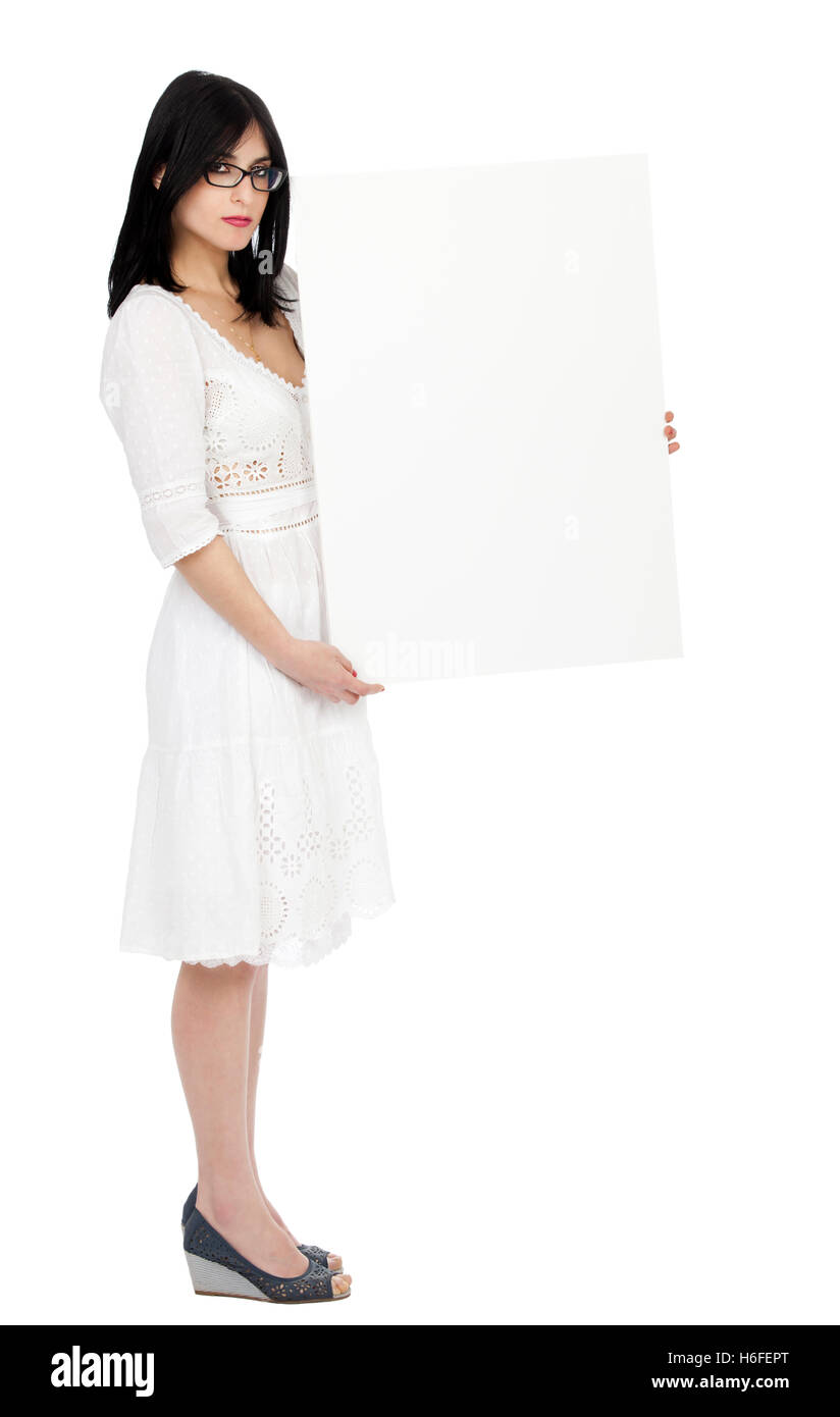 Un adulte (début 30's) black haired woman, portant une jolie robe d'été blanche et holding a blank en regard de son whi Banque D'Images